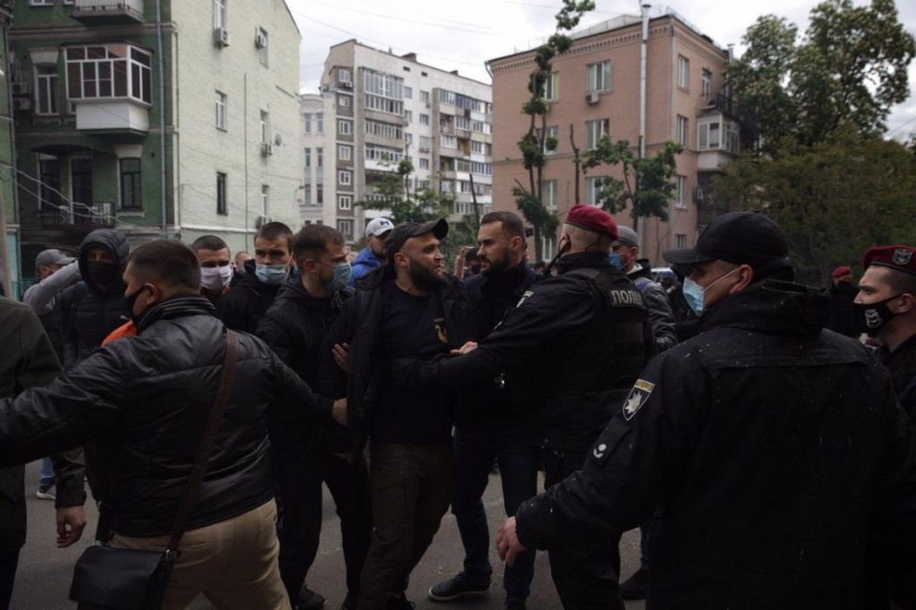 Зіткнення біля офісу Медведчука Зіткнення біля офісу Медведчука