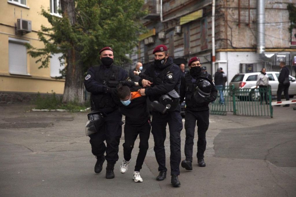 Зіткнення біля офісу Медведчука Зіткнення біля офісу Медведчука