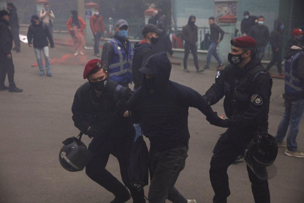 Зіткнення біля офісу Медведчука Зіткнення біля офісу Медведчука