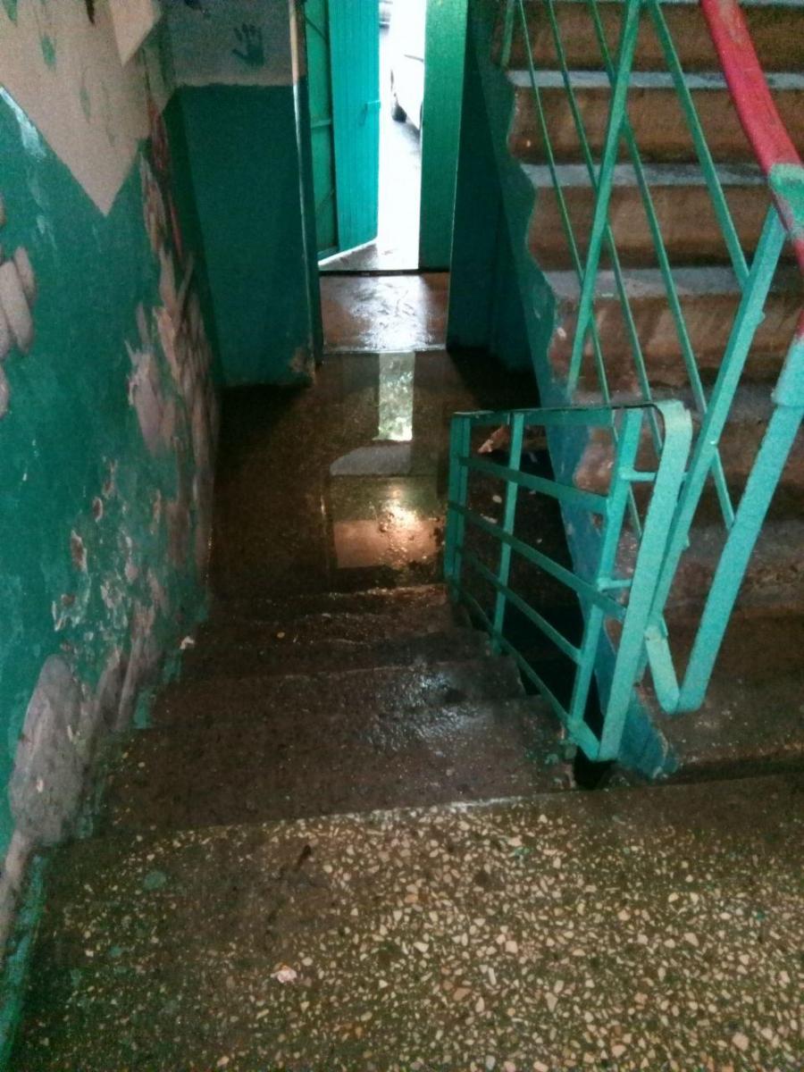 В Киеве затопило жилой дом