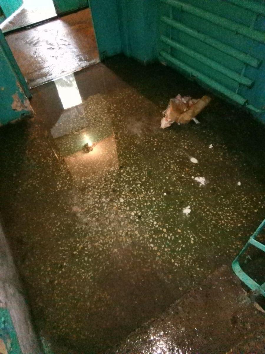 В Киеве затопило жилой дом