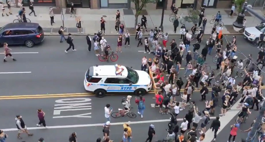 Полицейские машины таранят толпу протестующих в Бруклине / скриншот из видео Ruptly
