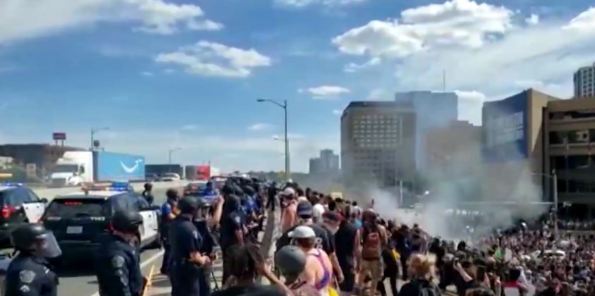 Слезоточивый газ, стрельба резиновыми пулями по толпе, город Остин, Техас / скриншот из видео Ruptly