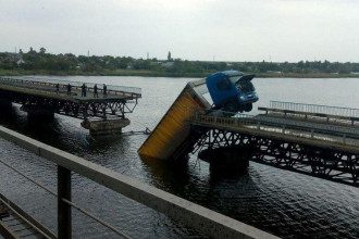 В селе Алексеевка Днепропетровской области рухнул мост В селе Алексеевка Днепропетровской области рухнул мост
