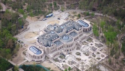 Тунель, фонтани і "золотий" басейн: опубліковані нові фото палацу Ахметова під Києвом