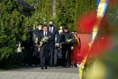 Зеленский на Закарпатье почтил память погибших воинов / Офис президента