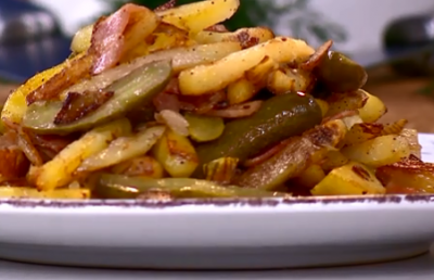 Картофель жареный можно приготовить с луком, беконом и солеными огурцами – Как правильно жарить картошку с луком