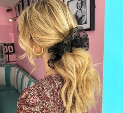 У моду повернулися об'ємні резинки і банти для волосся з 1990-х: фото