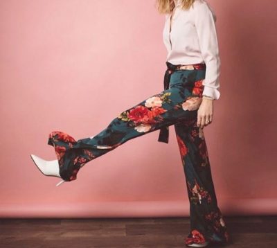 Мода 2020 літо – у моді штани з великими квітами і широкі штани: фото