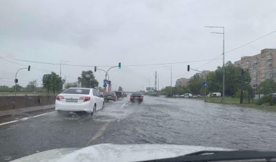 Авто "плывут" по воде: Киев снова затопило после мощного ливня