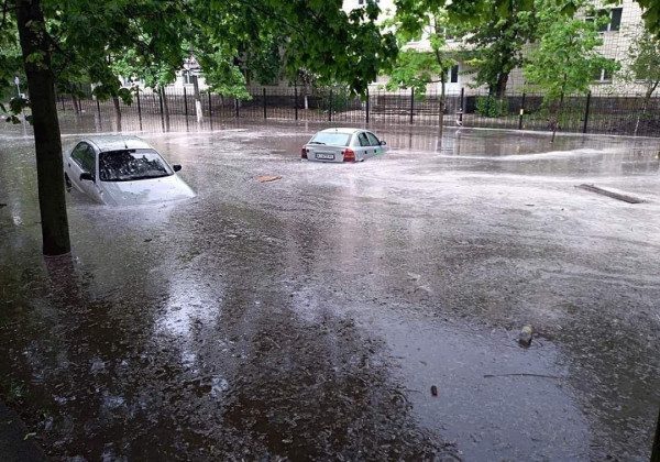 Київ пішов під воду після потужної зливи з градом