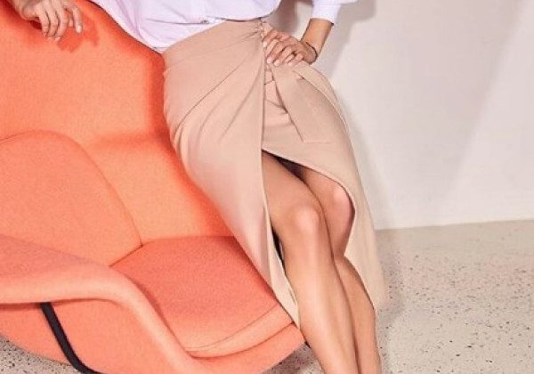 Мода 2020 літо – в моді джинсові спідниці міді та спідниці на запах – фото