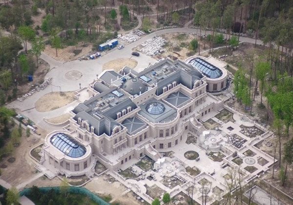 Тунель, фонтани і "золотий" басейн: опубліковані нові фото палацу Ахметова під Києвом