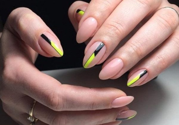 Модний тілесний манікюр на літо - френч і геометрія на нігтях: фото