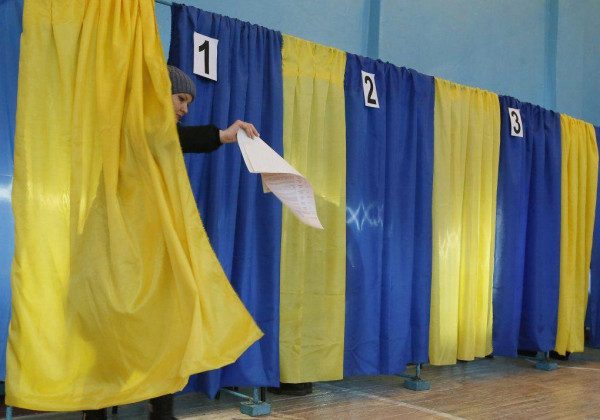 Волонтери в білих накидках: озвучені деталі щодо формату опитування Зеленського