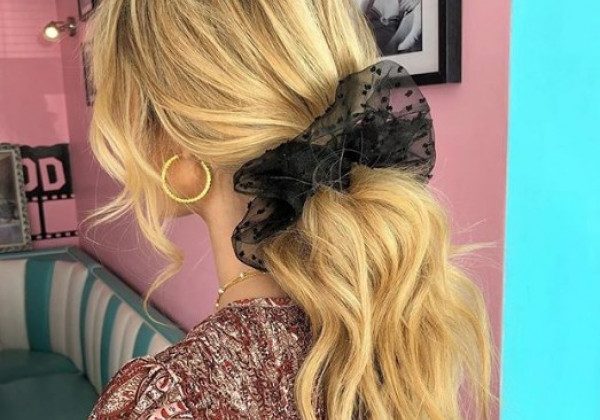 У моду повернулися об'ємні резинки і банти для волосся з 1990-х: фото