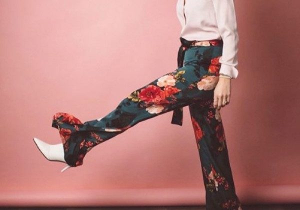 Мода 2020 літо – у моді штани з великими квітами і широкі штани: фото