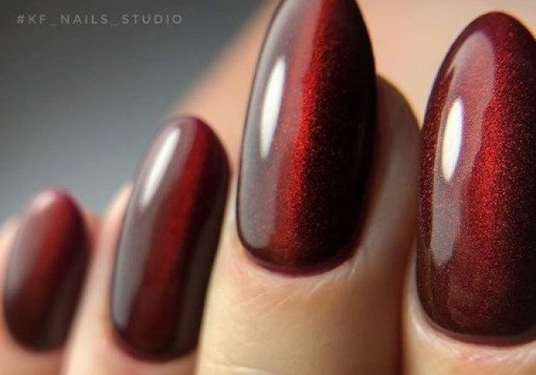 Елегантний манікюр котяче око – смарагди і гранати на нігтях: фото