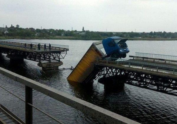 На Дніпропетровщині під фурою обвалився міст: з'явилися фото, відео
