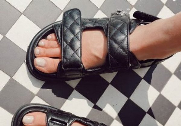 Можна носити зі шкарпетками: наймодніші сандалі на літо - фото