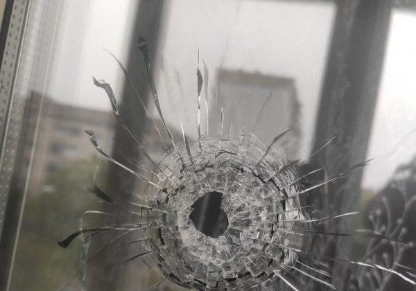 Прострелені вікна і гільзи на траві: що відбувається у Броварах після масової перестрілки