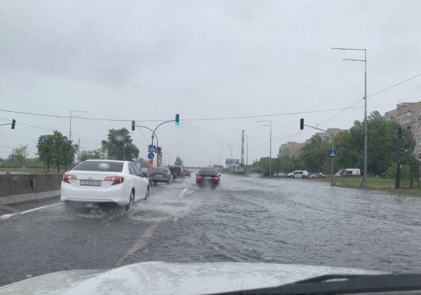 Авто "пливуть" по воді: Київ знову затопило після потужної зливи