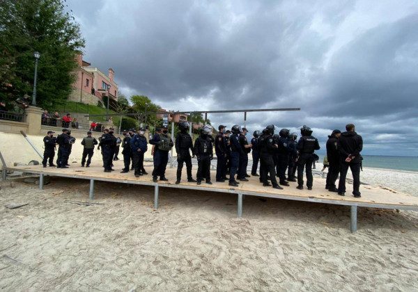 В Одесі активісти дали відсіч поліцейським через забудову пляжу