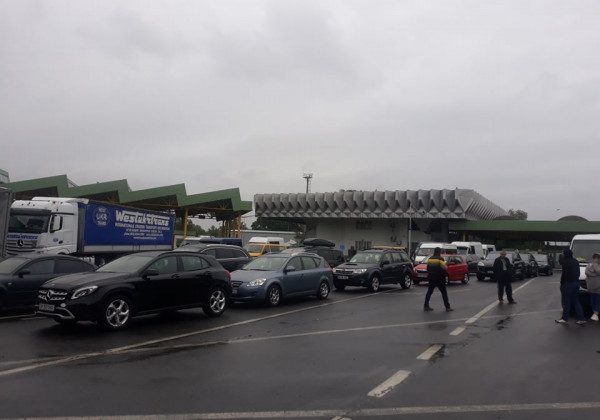 "Перекривайте на*єр": на заблокованому КПП на Закарпатті почалися сутички