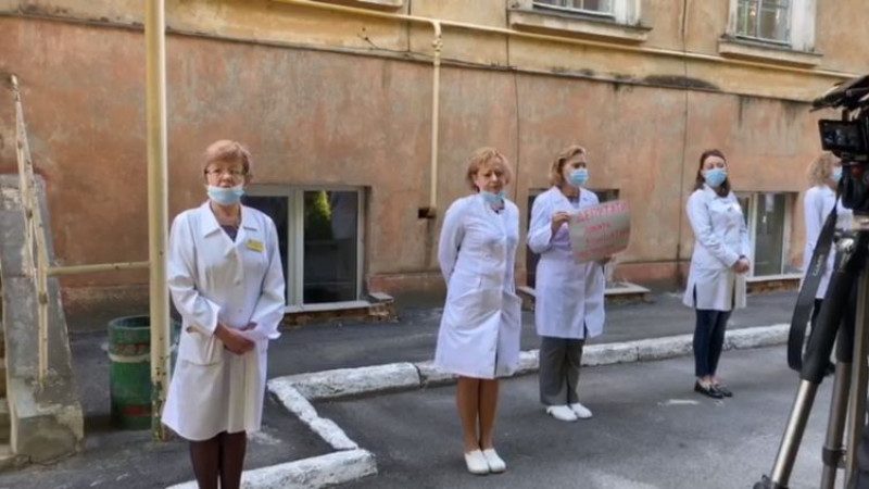 У Львові медики влаштували коридор ганьби для чиновників через медреформу
