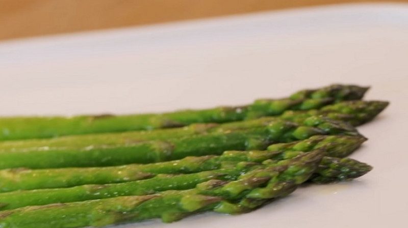Простий рецепт соковитої спаржі в беконі від Юлії Панкової