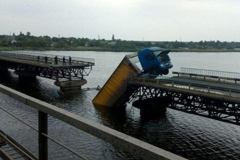 На Днепропетровщине под фурой эпично рухнул мост: появились фото, видео