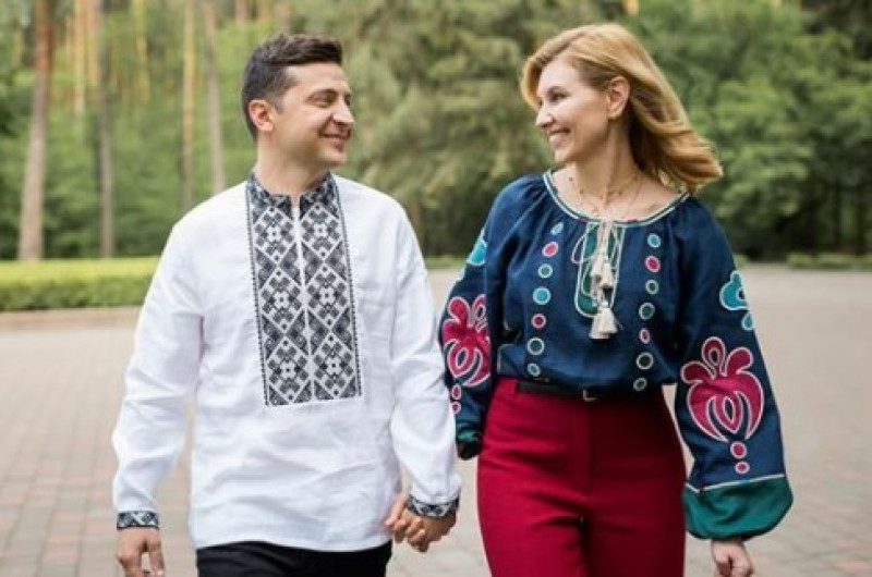 "Олицетворение врага": в Сети разругали бренд вышиванок, в которых сфотографировался Зеленский