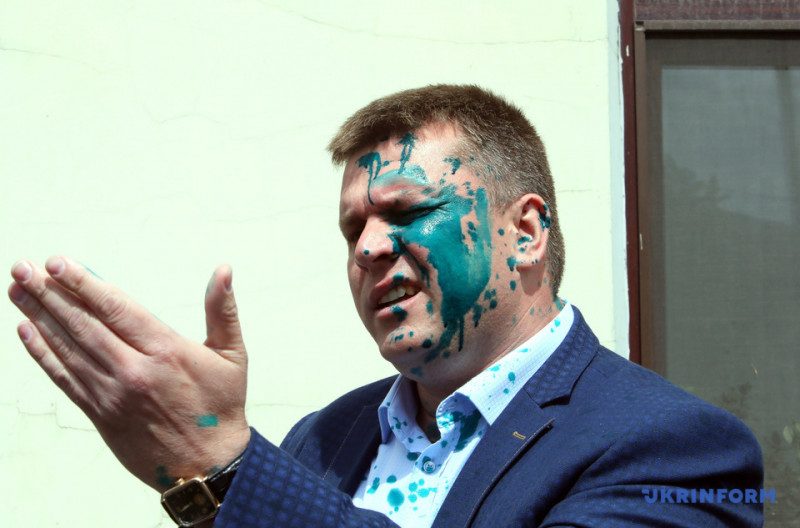 У Харкові плеснули в обличчя зеленкою лідеру ОПЗЖ Лесику