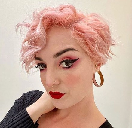 Розовый цвет волос успокаивает / Instagram