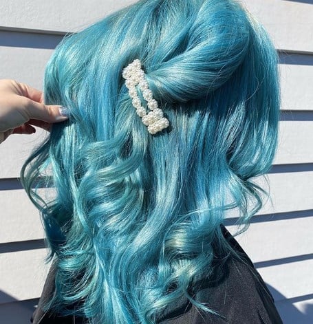 Голубые волосы привлекают внимание / Instagram