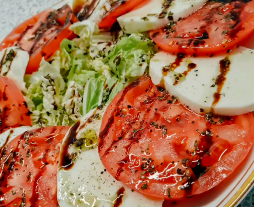 На Троицу можно приготовить салат Капрезе – Троица меню 2020