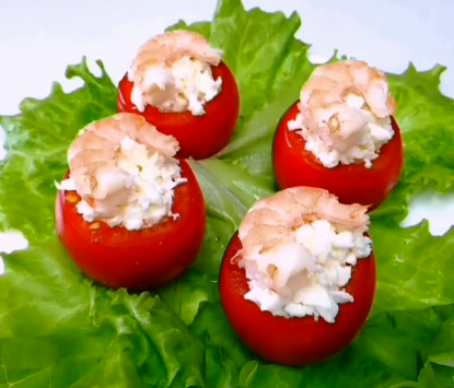 В праздничное меню можно включить закуску из помидоров и креветок – Троица меню 2020
