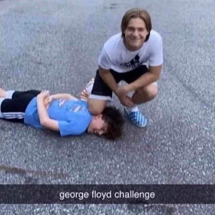 'GeorgeFloydChallenge': в Мережі масово викладають фото зі знущанням над вбивством Джорджа Флойда