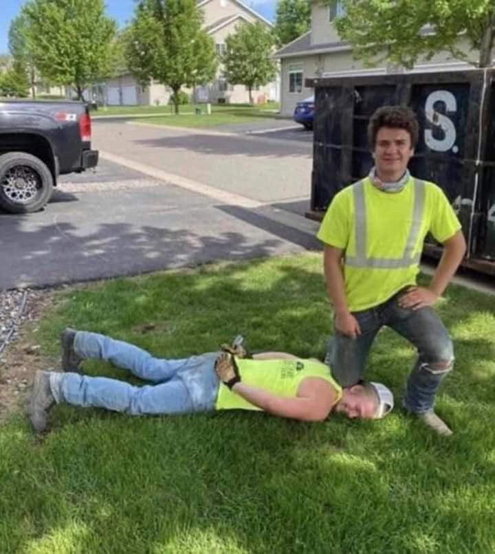 'GeorgeFloydChallenge': в Мережі масово викладають фото зі знущанням над вбивством Джорджа Флойда