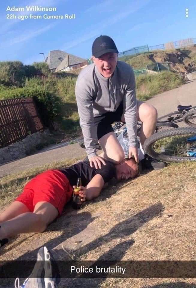 'GeorgeFloydChallenge': в Мережі масово викладають фото зі знущанням над вбивством Джорджа Флойда