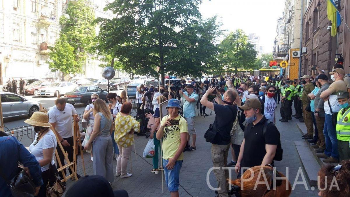 Карикатуры от фанатов Порогшенко перед зданием ГБР