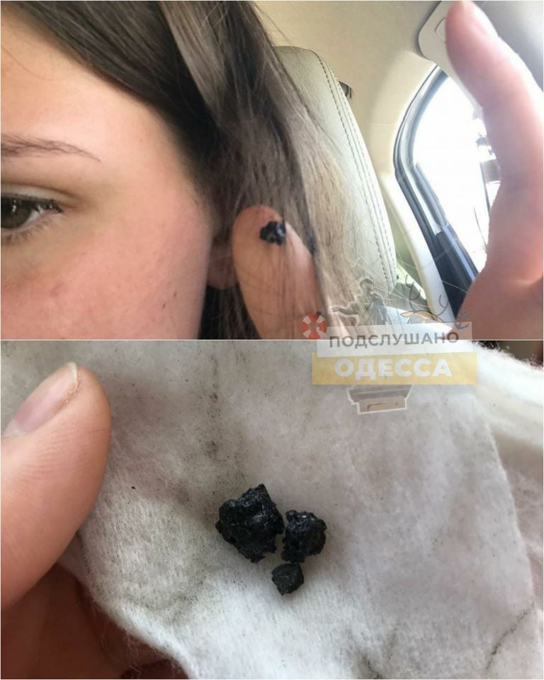 Боротьба з плавким асфальтом: в Одесі комунальники насипають пісок на дорогу - відео