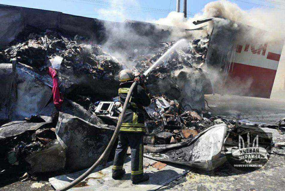 Посилок не дочекаєтеся: у Кривому Розі вщент вигоріла фура Нової пошти