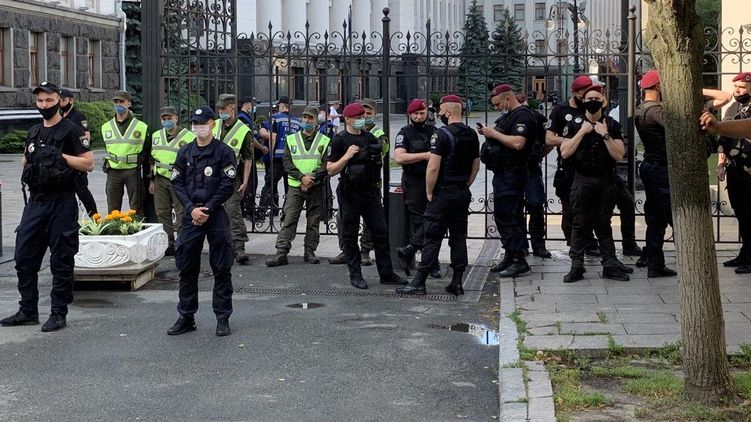 На Банковій чергує поліція і Нацгвардія На Банковій чергує поліція і Нацгвардія