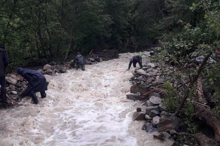 Негода на заході України: водою зносило людей, затопило 9 районів