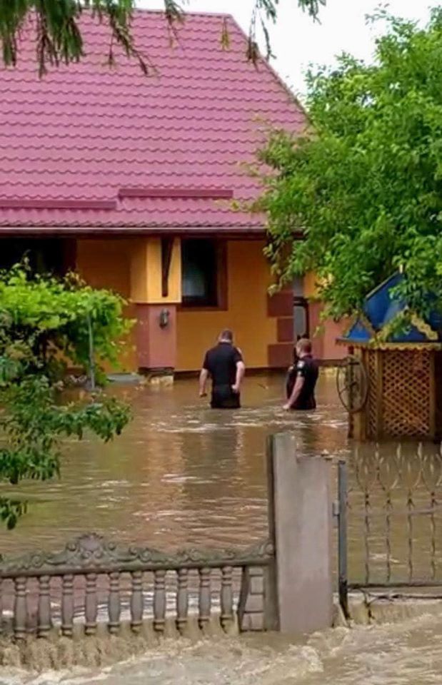 Негода на заході України: водою зносило людей, затопило 9 районів