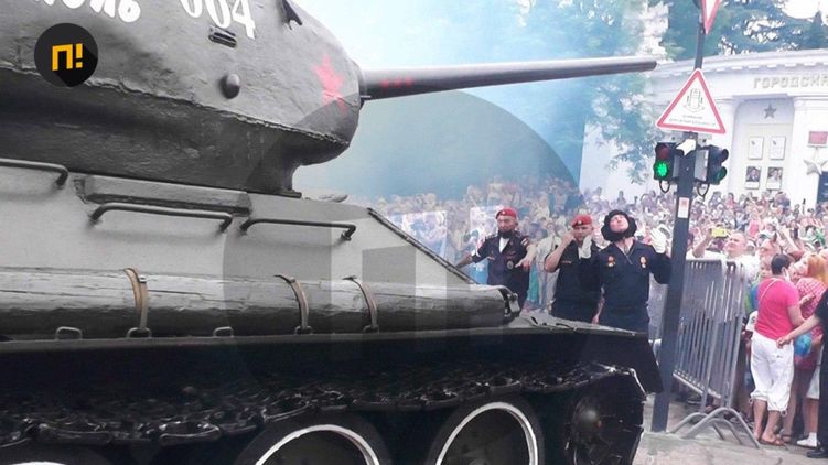 В Севастополе во время парада Победы танк едва не наехал на людей