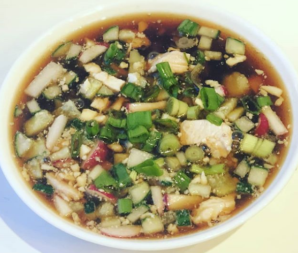 Вкуснейшая окрошка на квасе, рецепт которой опубликован, должна находиться в холодильнике минимум 40 минут Вкуснейшая окрошка на квасе, рецепт которой опубликован, должна находиться в холодильнике минимум 40 минут