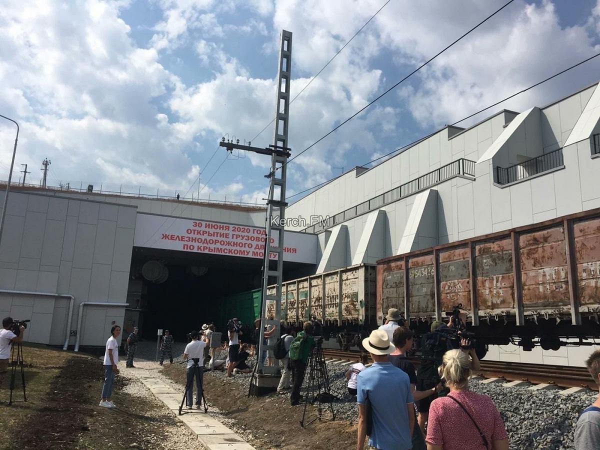 "Вагоны из молодой республики": позорный запуск грузовых поездов по "мосту-скрепе" высмеяли в Сети