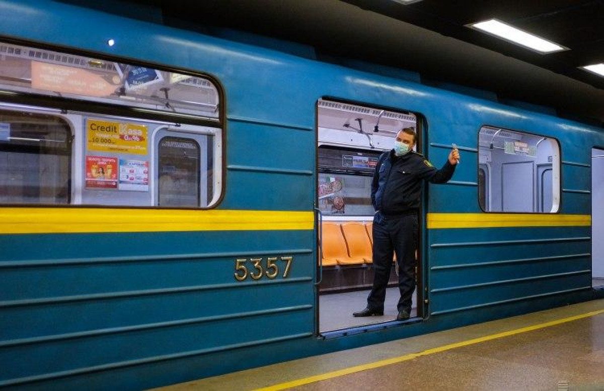 В Киеве на станции метро Майдан независимости человек упал на рельсы